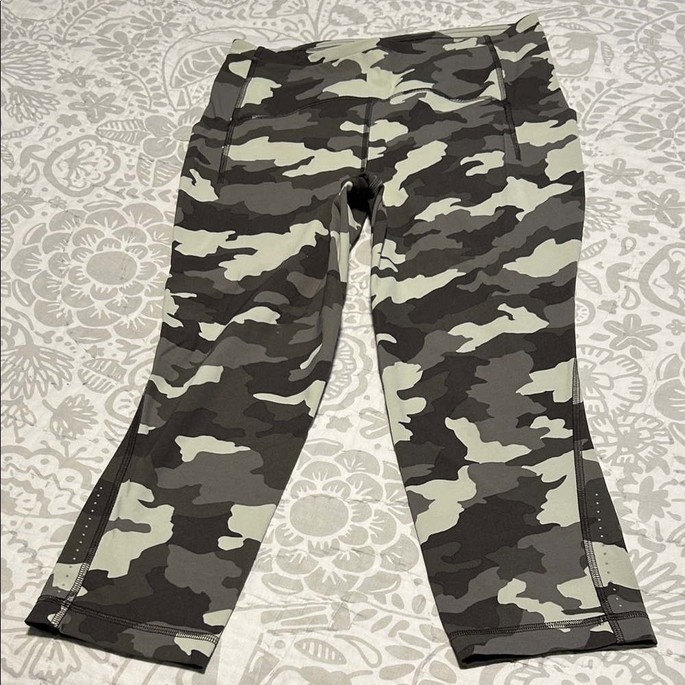 Lululemon Camo Print Crop Leggings 8
